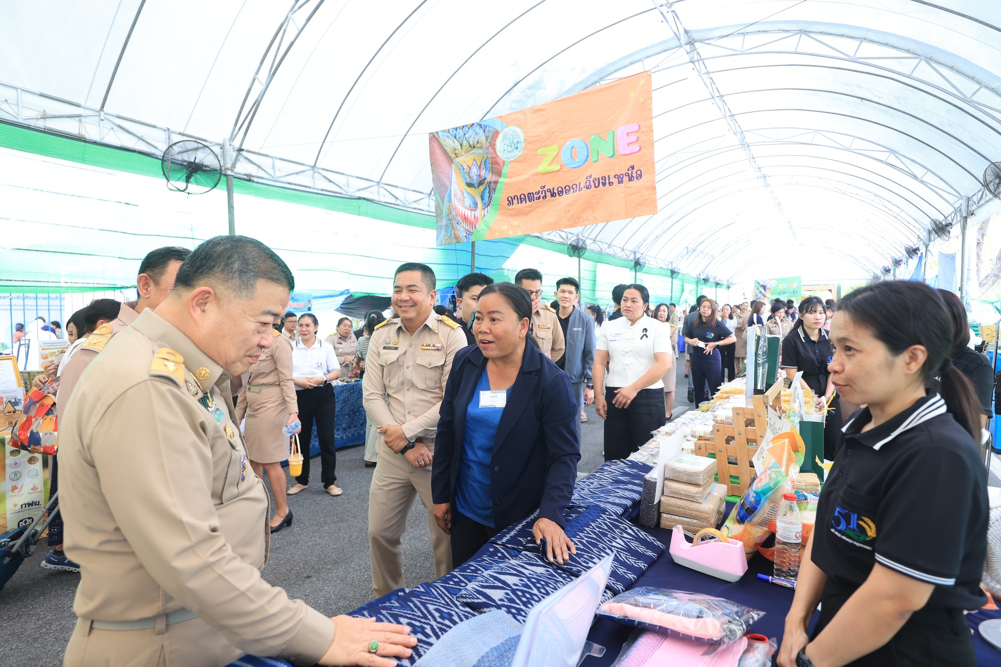 title - ปลัดกระทรวงเกษตรฯ และผู้บริหาร ส.ป.ก. เยี่ยมชมร้านค้า ในงานวันคล้ายวันสถาปนา ส.ป.ก. ครบรอบ 51 ปี